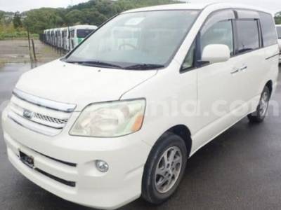 2005 Toyota Noah