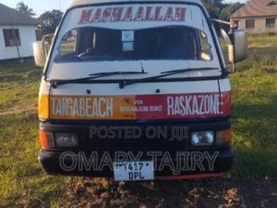 Nissan Caravan (Urvan) 1999 Blue